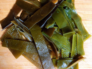 2、海带豆腐汤,将海带切成长条块儿状待用。