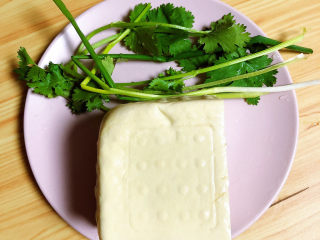 3、海带豆腐汤,准备好豆腐、小葱、香菜。