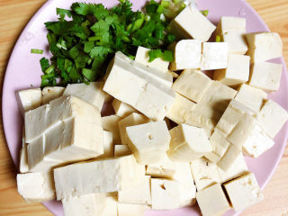 4、海带豆腐汤,将豆腐、配菜切好待用。