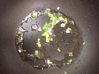 7、海带豆腐汤,放入小葱爆香。