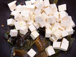 9、海带豆腐汤,再放入豆腐翻炒均匀。