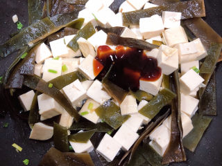 10、海带豆腐汤,放入一勺蚝油，翻炒均匀。