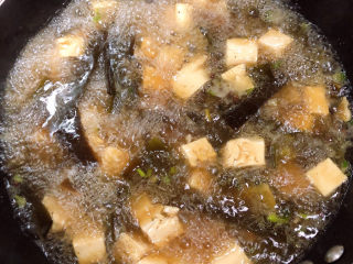 12、海带豆腐汤,大火烧开锅。