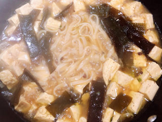 14、海带豆腐汤,开锅后，宽粉熟了，尝尝咸淡味，如果淡了可以放一些盐。