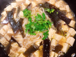 15、海带豆腐汤,出锅前，撒上适量香菜。
