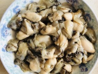 3、牡蛎豆腐汤,捞出控水备用