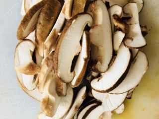 8、牡蛎豆腐汤,切成薄片