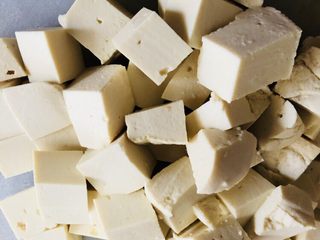 9、牡蛎豆腐汤,豆腐横三刀竖三刀切成方块
