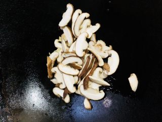 16、牡蛎豆腐汤,加入香菇片翻炒片刻