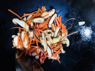 18、牡蛎豆腐汤,翻炒半分钟后加入适量开水