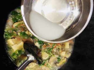 29、牡蛎豆腐汤,加入勾芡水，轻轻翻动均匀。