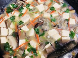 30、牡蛎豆腐汤,关火起锅装盘即可。