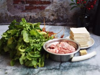 1、猪肉荠菜云吞,准备好食材。