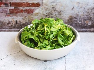 2、猪肉荠菜云吞,将荠菜的老根和发黄、发蔫的叶子摘下去。用清水浸泡一下,清洗干净。