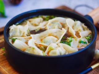 14、猪肉荠菜云吞,然后将云吞和汤倒入碗中即可。