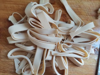 2、胡辣汤,豆腐皮切丝