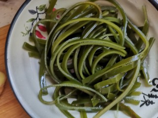 3、胡辣汤,海带丝切段