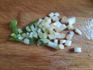 4、胡辣汤,葱切碎