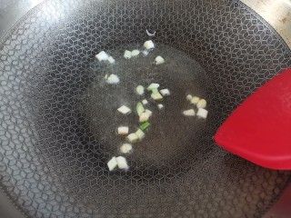 7、胡辣汤,下入葱白炒香