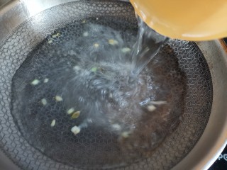 8、胡辣汤,加入适量的水，大火煮起来