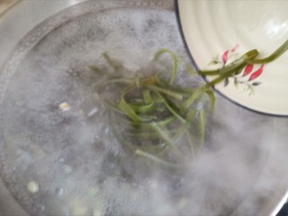 9、胡辣汤,水开下入海带丝继续煮