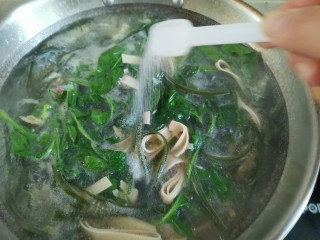 12、胡辣汤,加入适量的盐