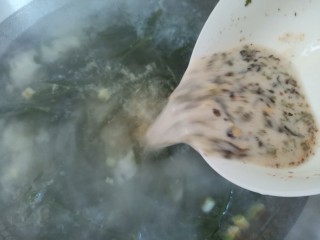 10、胡辣汤,再次烧开，倒入胡辣汤料水，搅拌均匀继续煮