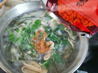 13、胡辣汤,加入适量的五香粉