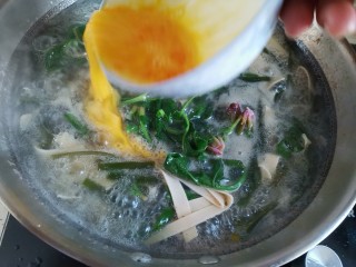 14、胡辣汤,淋入鸡蛋液