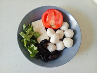 1、鱼丸豆腐汤,准备好需要的食材