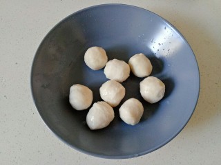 2、鱼丸豆腐汤,买的鱼丸用清水冲洗一下