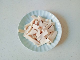 3、鱼丸豆腐汤,嫩豆腐切成小条