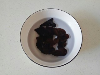 4、鱼丸豆腐汤,木耳用清水泡发备用