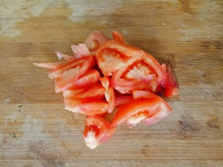 5、鱼丸豆腐汤,西红柿清洗干净切成小块(我没去皮,西红柿切十字刀,热水烫2分钟,很容易去皮)
