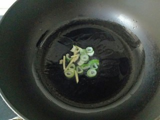 8、鱼丸豆腐汤,加入葱姜丝炝锅