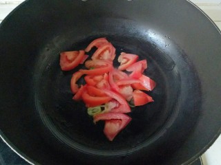 9、鱼丸豆腐汤,加入西红柿块