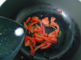 10、鱼丸豆腐汤,加入适量盐