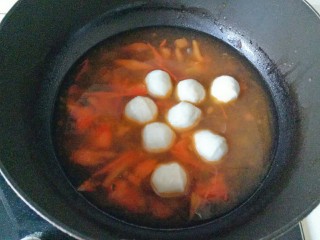 13、鱼丸豆腐汤,放入鱼丸