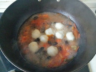 14、鱼丸豆腐汤,大火煮开,加入泡发的木耳