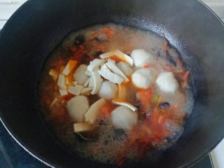 15、鱼丸豆腐汤,加入豆腐条,焖煮5分钟