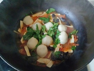 16、鱼丸豆腐汤,加入一勺生抽,放入香菜碎搅拌均匀即可