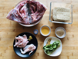 1、豆腐鱼头汤,先把需要的食材提前准备好。