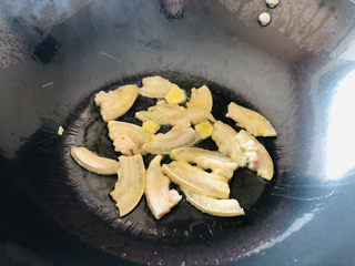 2、豆腐鱼头汤,锅里倒入一点点底油放入切好的五花肉煸出多余油脂，放点五花肉增香。