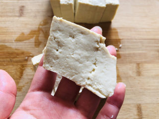 8、豆腐鱼头汤,熬汤的空隙把豆腐洗净控干水分，切成小块备用。