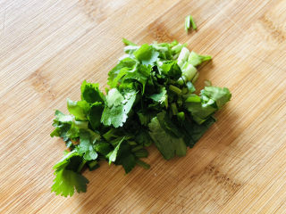 9、豆腐鱼头汤,香菜洗净沥干水分切碎备用。