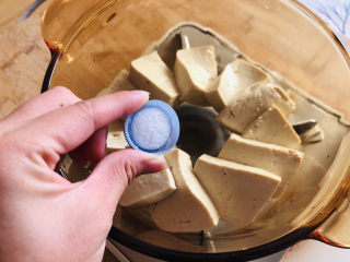 11、豆腐鱼头汤,撒上少许食盐。