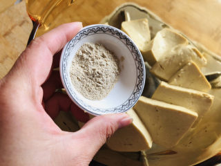 12、豆腐鱼头汤,胡椒粉调味。