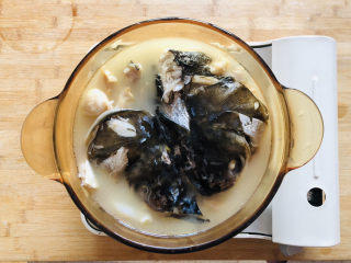 13、豆腐鱼头汤,倒入鱼头跟汤底，继续小火熬至10分钟。