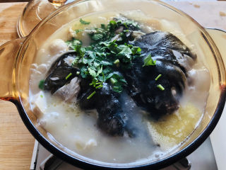 14、豆腐鱼头汤,最后撒上切好的香菜即可。