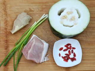 1、肉末冬瓜,准备好所需食材